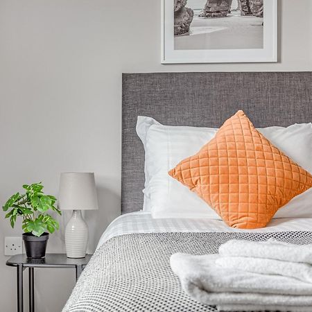 Contemporary 2 Bedroom Apt, Town Centre By Tent Serviced Apartments Chertsey Esterno foto