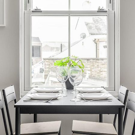 Contemporary 2 Bedroom Apt, Town Centre By Tent Serviced Apartments Chertsey Esterno foto