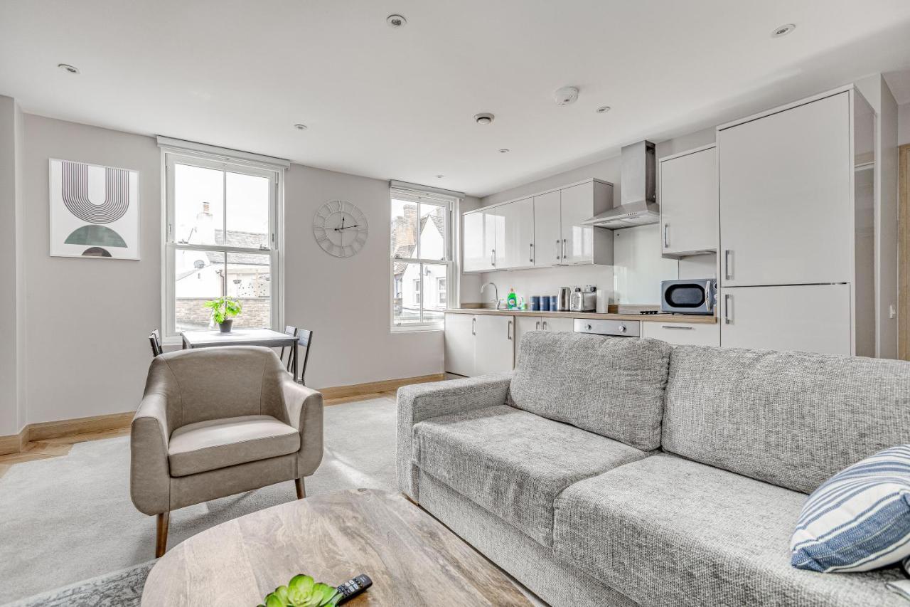 Contemporary 2 Bedroom Apt, Town Centre By Tent Serviced Apartments Chertsey Esterno foto