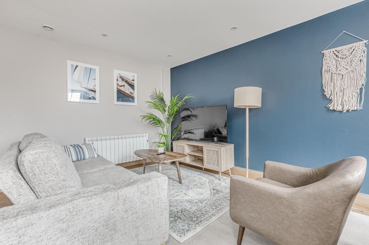Contemporary 2 Bedroom Apt, Town Centre By Tent Serviced Apartments Chertsey Esterno foto