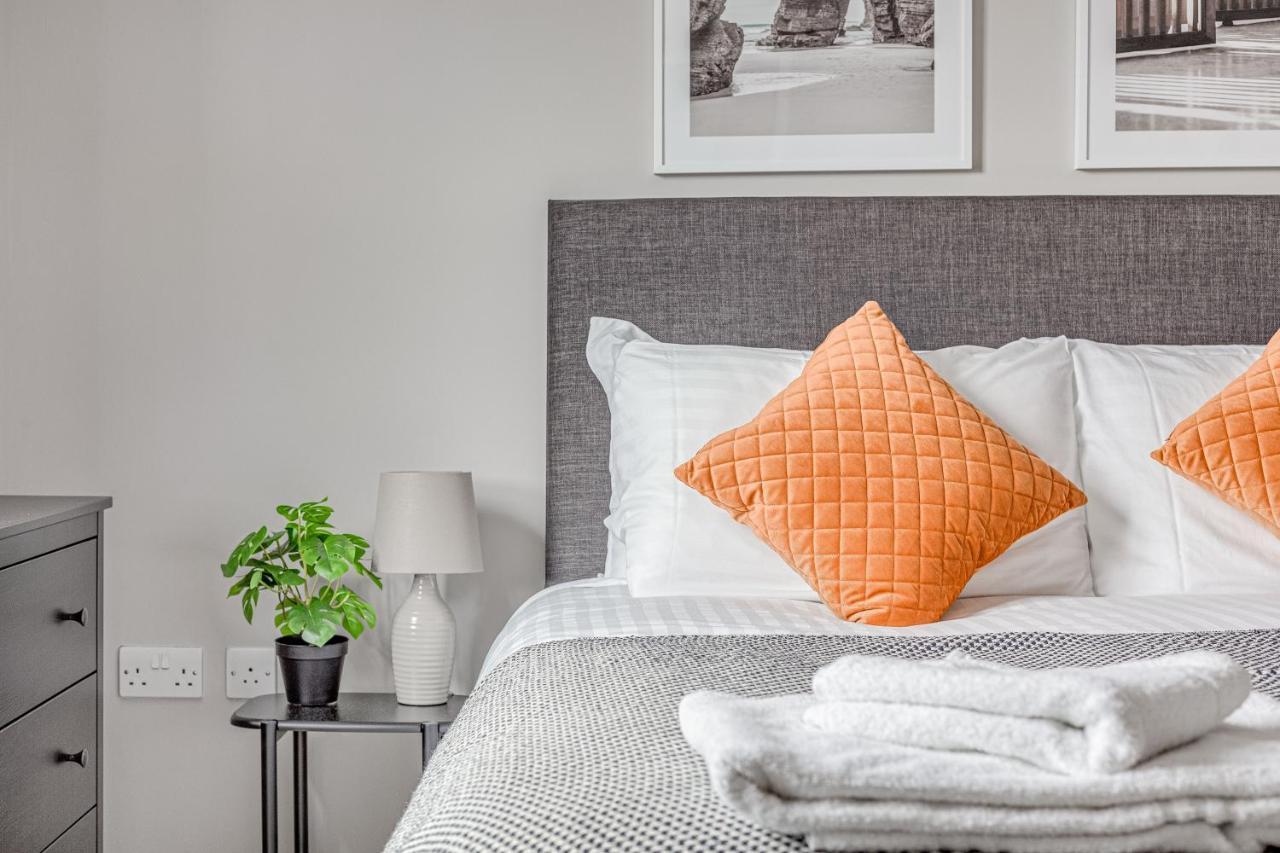 Contemporary 2 Bedroom Apt, Town Centre By Tent Serviced Apartments Chertsey Esterno foto