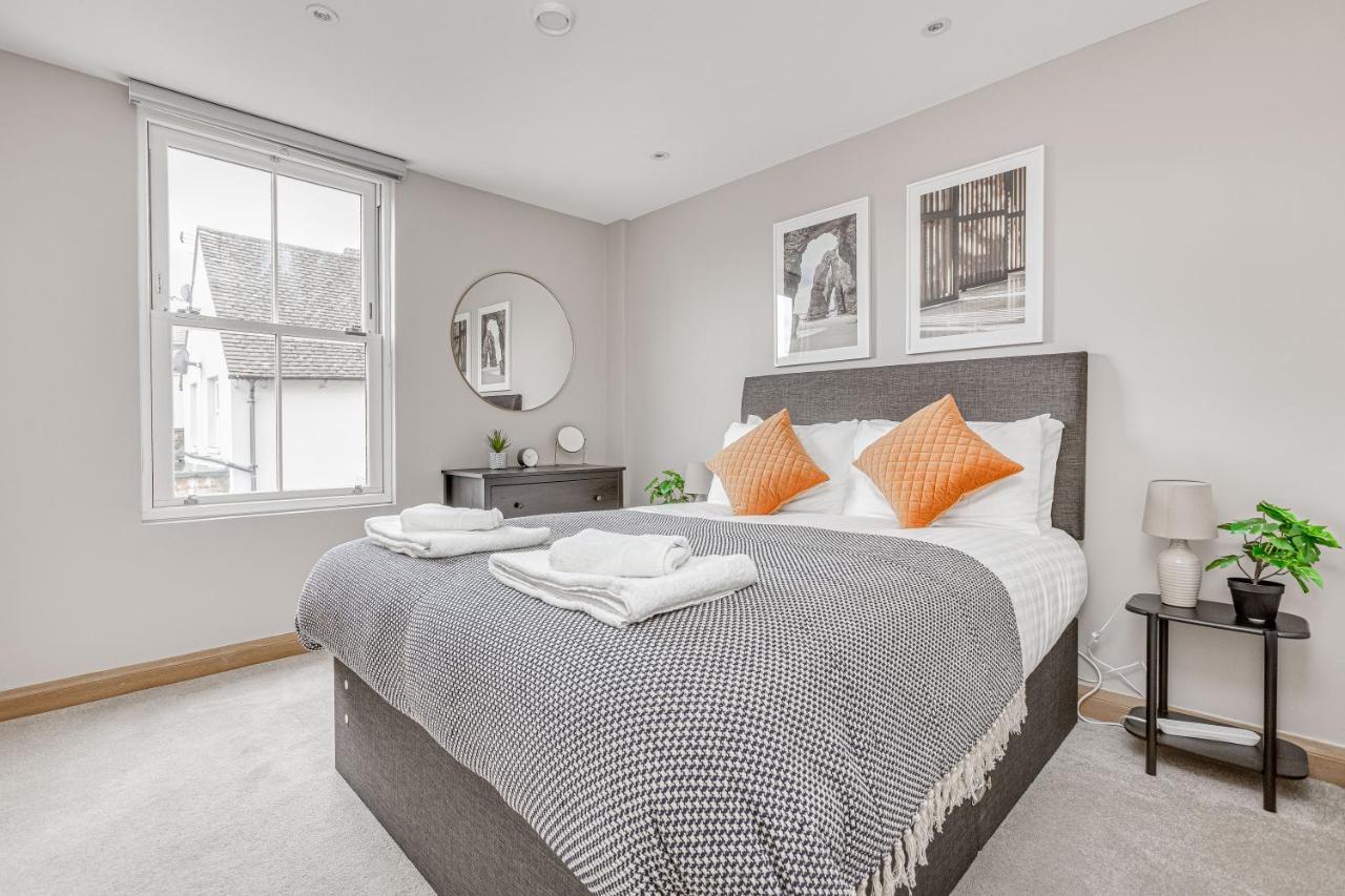 Contemporary 2 Bedroom Apt, Town Centre By Tent Serviced Apartments Chertsey Esterno foto