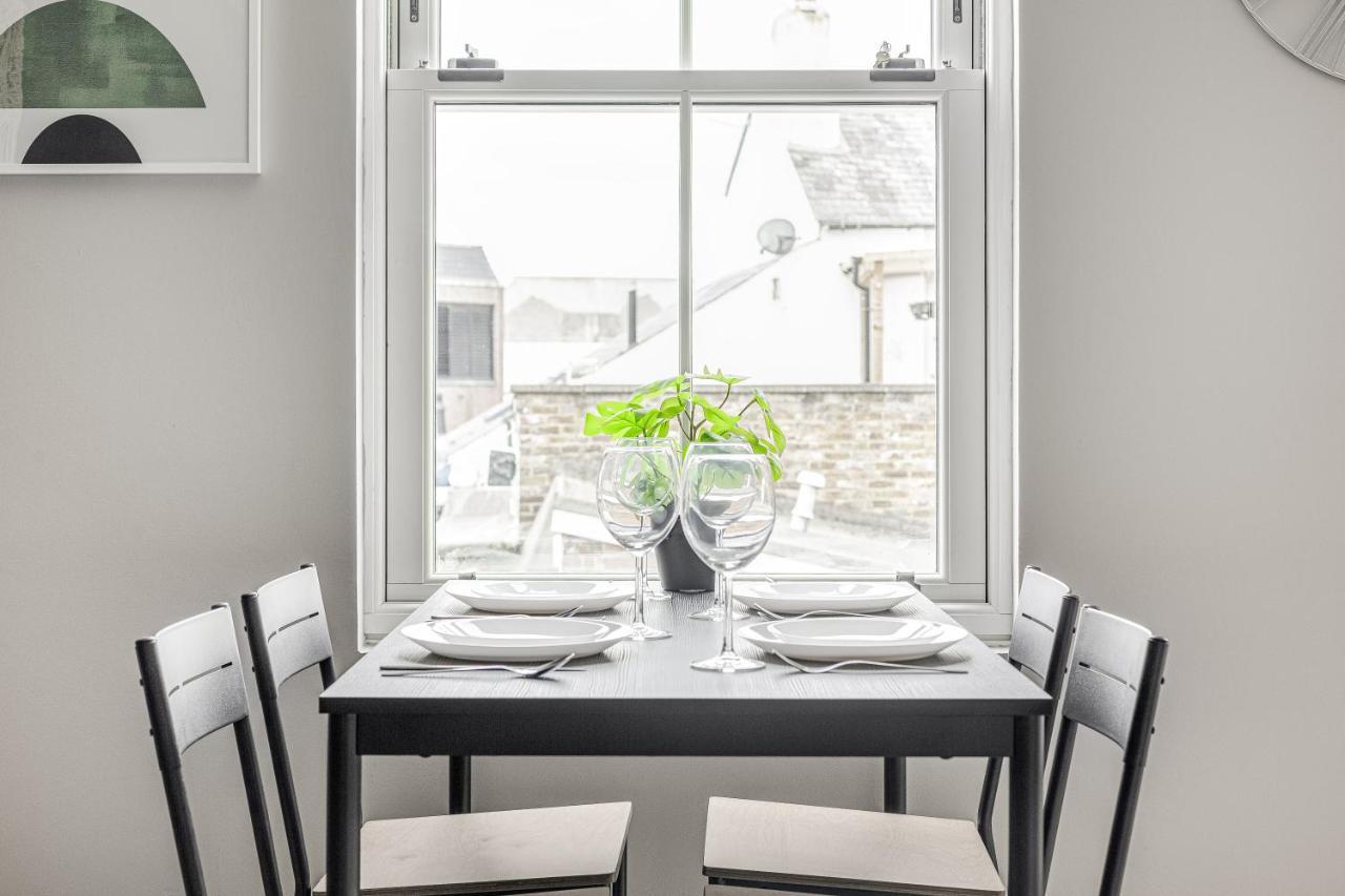 Contemporary 2 Bedroom Apt, Town Centre By Tent Serviced Apartments Chertsey Esterno foto