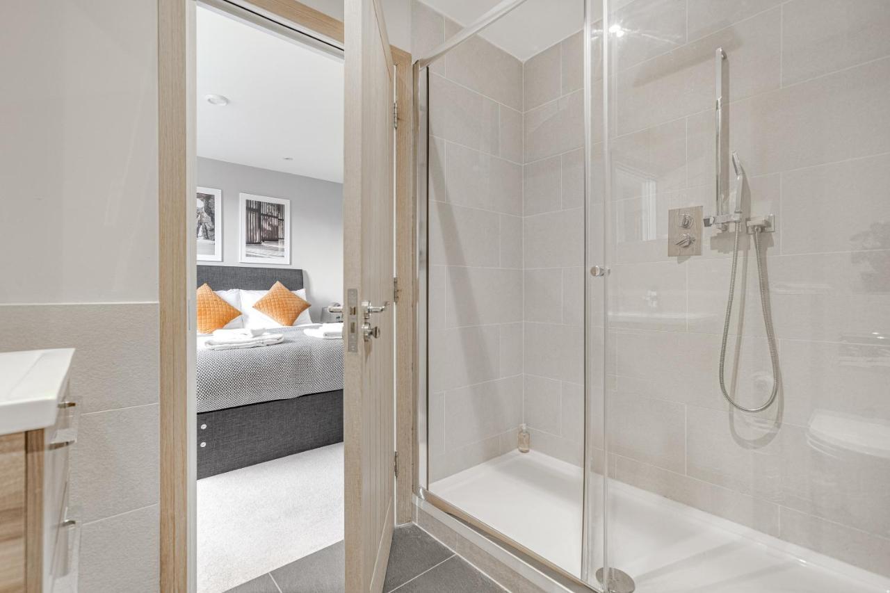 Contemporary 2 Bedroom Apt, Town Centre By Tent Serviced Apartments Chertsey Esterno foto
