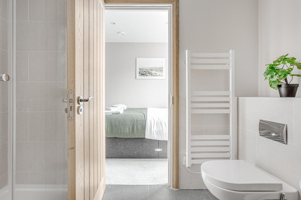 Contemporary 2 Bedroom Apt, Town Centre By Tent Serviced Apartments Chertsey Esterno foto