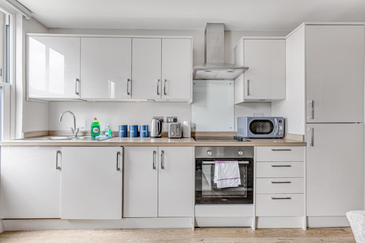 Contemporary 2 Bedroom Apt, Town Centre By Tent Serviced Apartments Chertsey Esterno foto