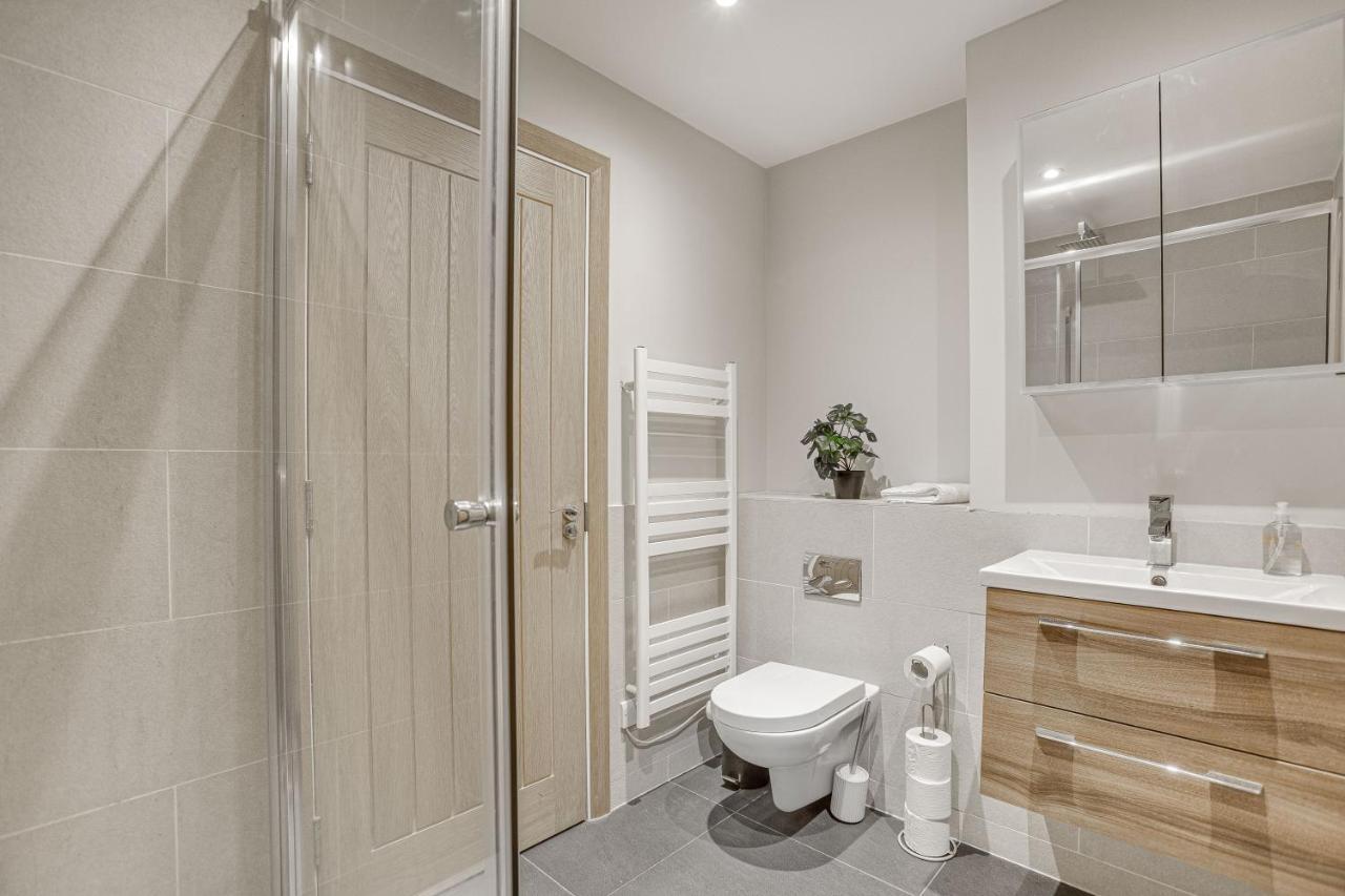 Contemporary 2 Bedroom Apt, Town Centre By Tent Serviced Apartments Chertsey Esterno foto